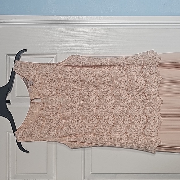 Lace dress - Picture 3 of 4